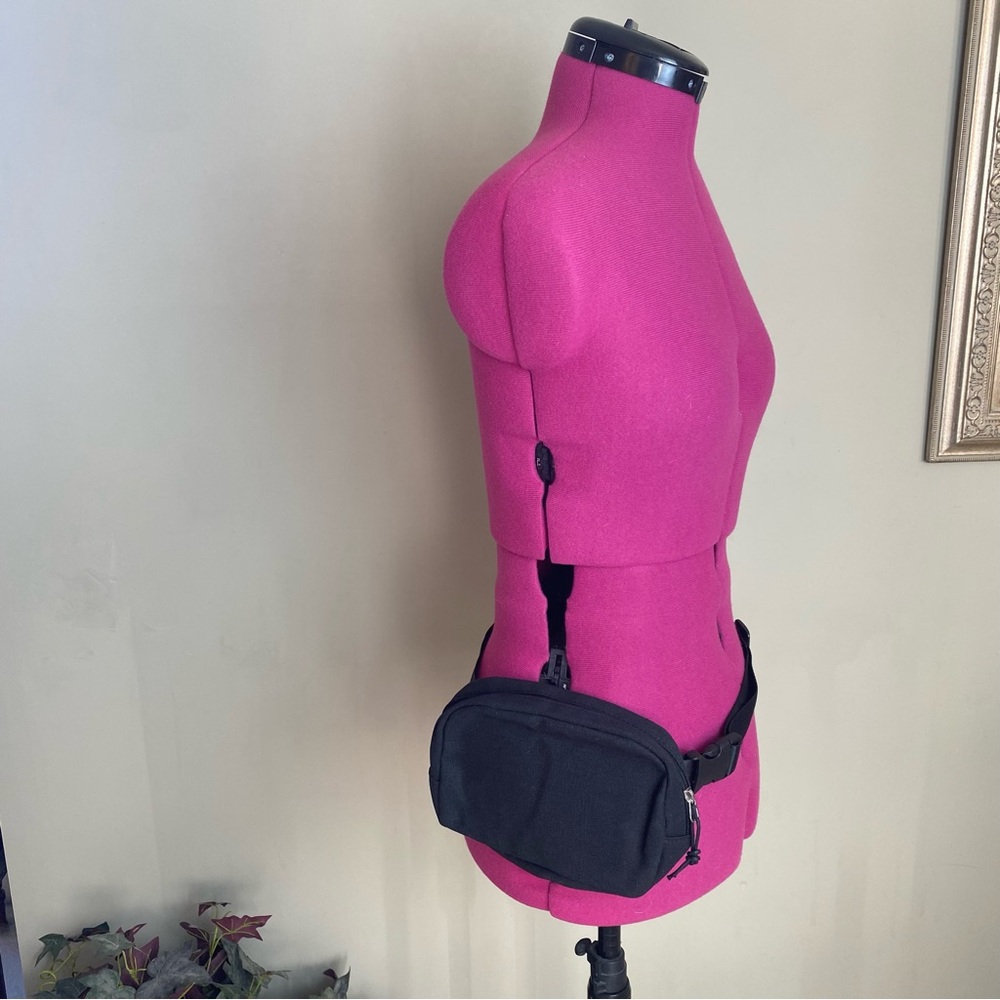 Vintage 90s black canvas zippered fanny pack